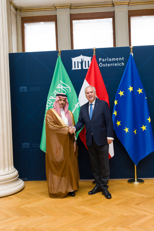 Fahnenfoto. Von links: saudi-arabischer Außenminister Prinz Faisal bin Farhan Al Saud, Nationalratspräsident Walter Rosenkranz (FPÖ)