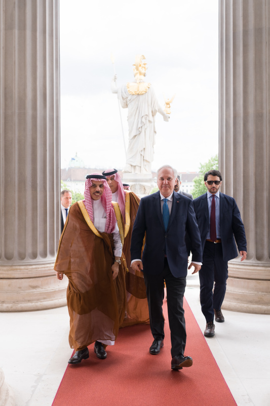 Einholung. Von links: saudi-arabischer Außenminister Prinz Faisal bin Farhan Al Saud, Nationalratspräsident Walter Rosenkranz (FPÖ)