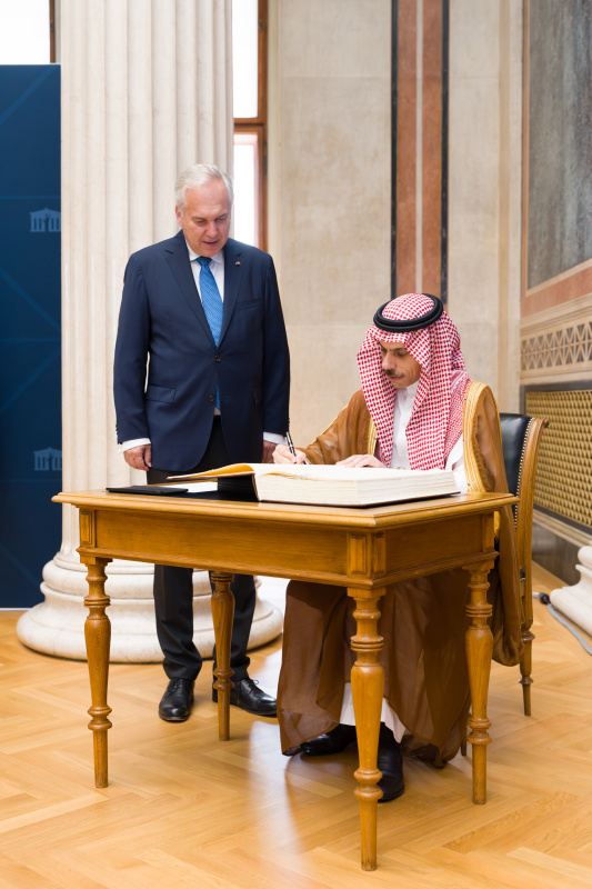 Gästebucheintrag. Von links: saudi-arabischer Außenminister Prinz Faisal bin Farhan Al Saud, Nationalratspräsident Walter Rosenkranz (FPÖ)