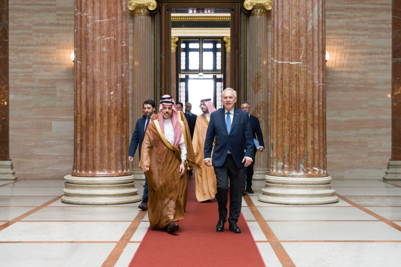 Einholung. Von links: saudi-arabischer Außenminister Prinz Faisal bin Farhan Al Saud, Nationalratspräsident Walter Rosenkranz (FPÖ)