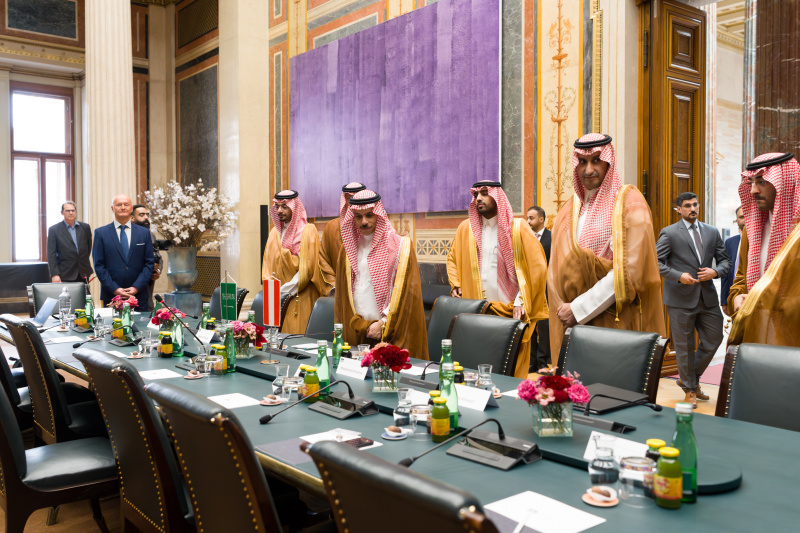 Aussprache. Saudi-arabische Delegation unter der Leitung von Prinz Faisal bin Farhan Al Saud