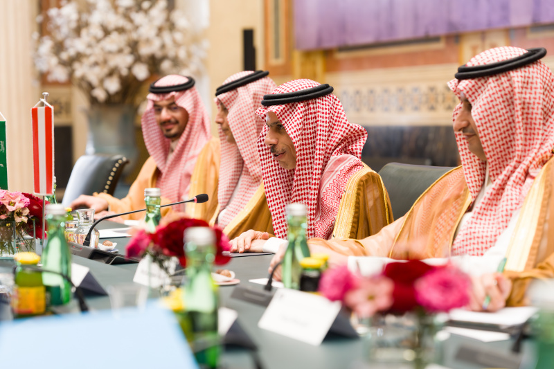 Aussprache. Saudi-arabische Delegation unter der Leitung von Prinz Faisal bin Farhan Al Saud