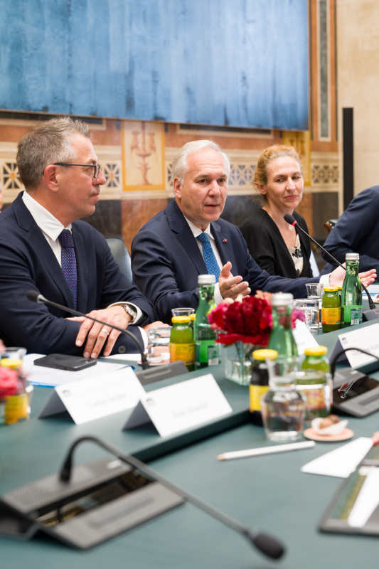 Aussprache. Österreichische Delegation unter der Leitung des Nationalratspräsidenten Walter Rosenkranz (FPÖ)
