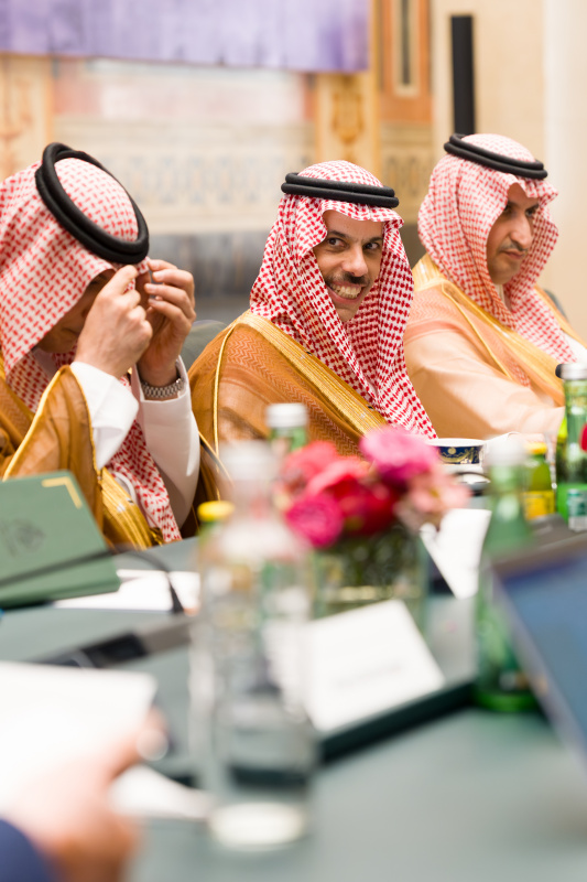 Aussprache. Saudi-arabische Delegation unter der Leitung von Prinz Faisal bin Farhan Al Saud