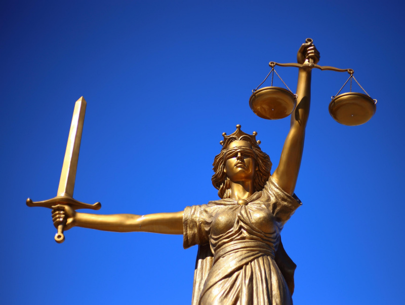 Statue der Justitia in Gold