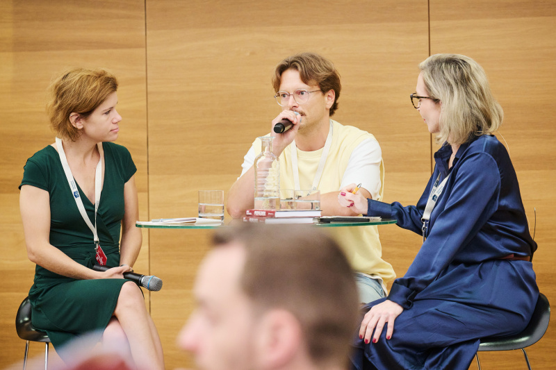 Im Gespräch. Von links: Ingrid Brodnig (Journalistin und Autorin), Jannis Johannmeier (Gründer und Geschäftsführer, The Trailblazers GmbH), Moderatorin Rebekka Salzer.