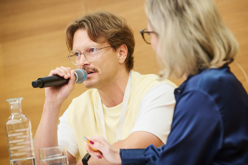 Im Gespräch. Von links: Ingrid Brodnig (Journalistin und Autorin), Jannis Johannmeier (Gründer und Geschäftsführer, The Trailblazers GmbH), Moderatorin Rebekka Salzer.
