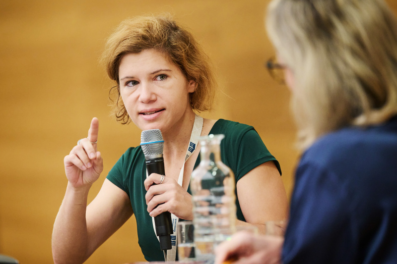 Im Gespräch. Von links: Ingrid Brodnig (Journalistin und Autorin), Jannis Johannmeier (Gründer und Geschäftsführer, The Trailblazers GmbH), Moderatorin Rebekka Salzer.