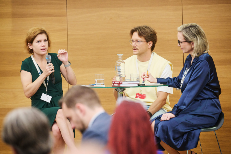 Im Gespräch. Von links: Ingrid Brodnig (Journalistin und Autorin), Jannis Johannmeier (Gründer und Geschäftsführer, The Trailblazers GmbH), Moderatorin Rebekka Salzer.