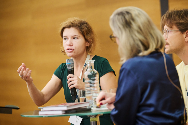 Im Gespräch. Von links: Ingrid Brodnig (Journalistin und Autorin), Jannis Johannmeier (Gründer und Geschäftsführer, The Trailblazers GmbH), Moderatorin Rebekka Salzer.
