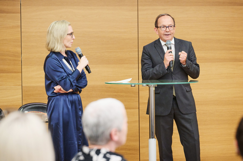 Resümee. Von links: Moderatorin Rebekka Salzer, Zweiter Nationalratspräsident Peter Haubner (ÖVP)