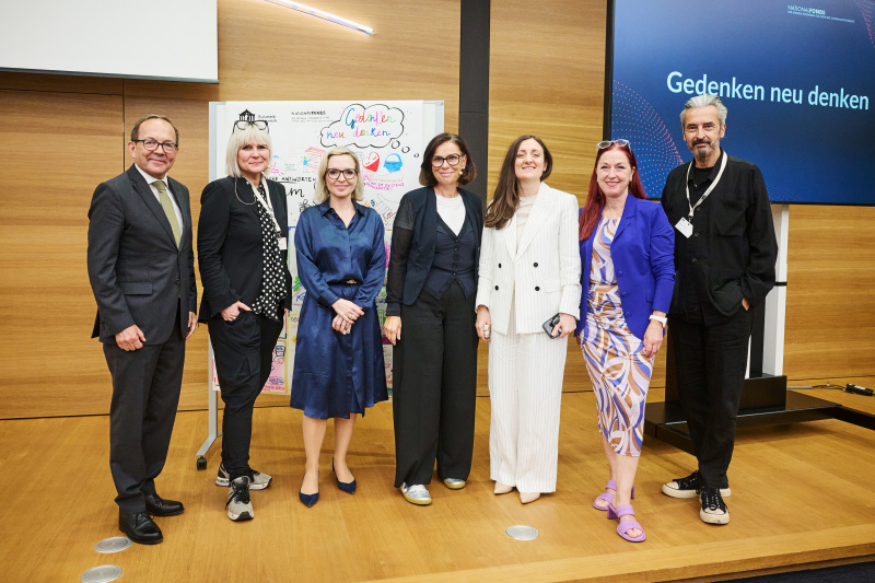 Von links: Zweiter Nationalratspräsident Peter Haubner (ÖVP), Linda Kaszubski, Rebekka Salzer, Barbara Weber-Kainz, Vorständin Nationalfonds und des Allgemeinen Entschädigungsfonds Judith Pfeffer, Vorständin Nationalfonds und des Allgemeinen Entschädigungsfonds Hannah Lessing, Markus Gull