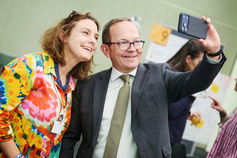 Zweiter Nationalratspräsident Peter Haubner (ÖVP) mit Veranstaltungsteilnehmerin
