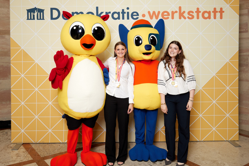 Gruppenfoto mit Maskottchen