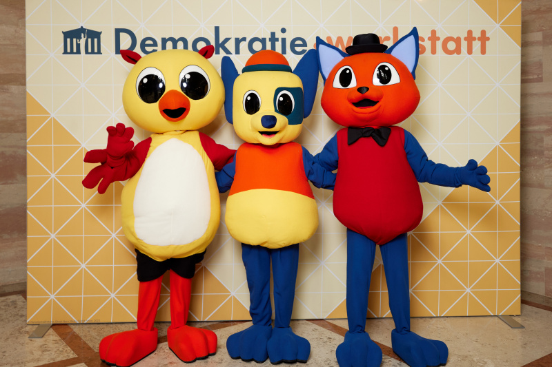 Gruppenfoto mit Maskottchen
