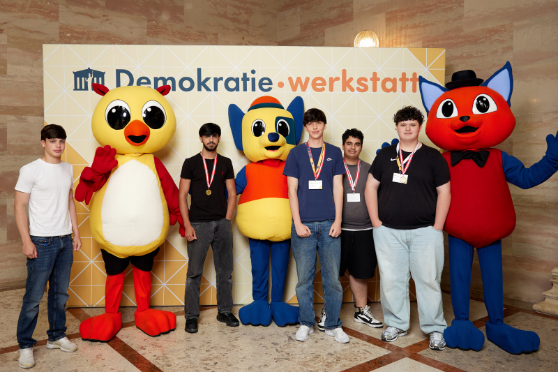 Gruppenfoto mit Maskottchen
