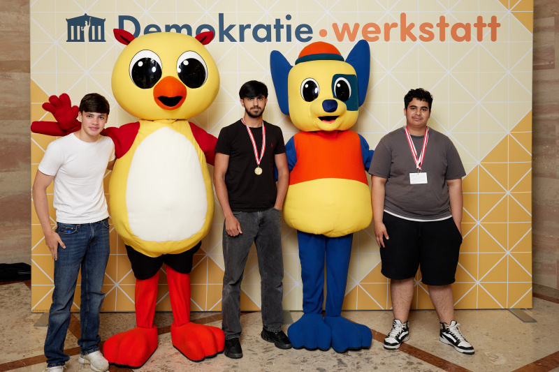 Gruppenfoto mit Maskottchen