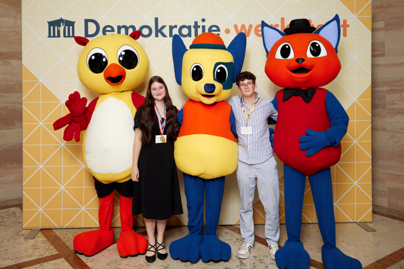 Gruppenfoto mit Maskottchen