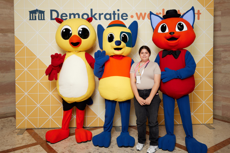Gruppenfoto mit Maskottchen