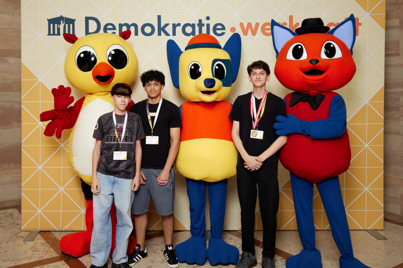Gruppenfoto mit Maskottchen
