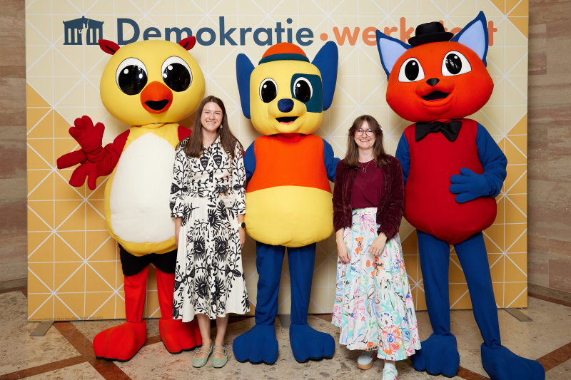 Gruppenfoto mit Maskottchen