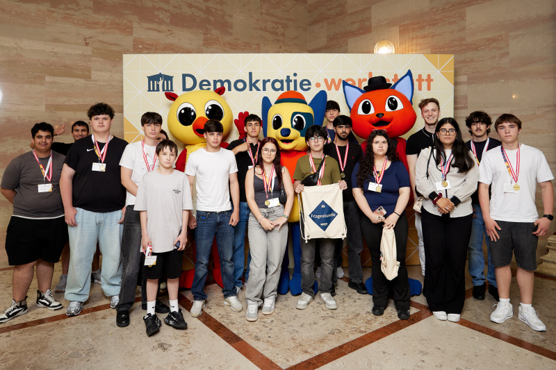 Gruppenfoto mit Maskottchen