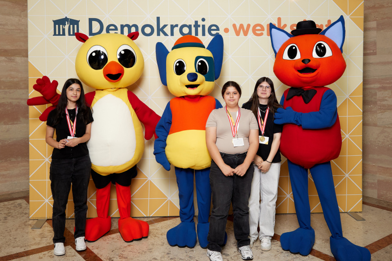 Gruppenfoto mit Maskottchen