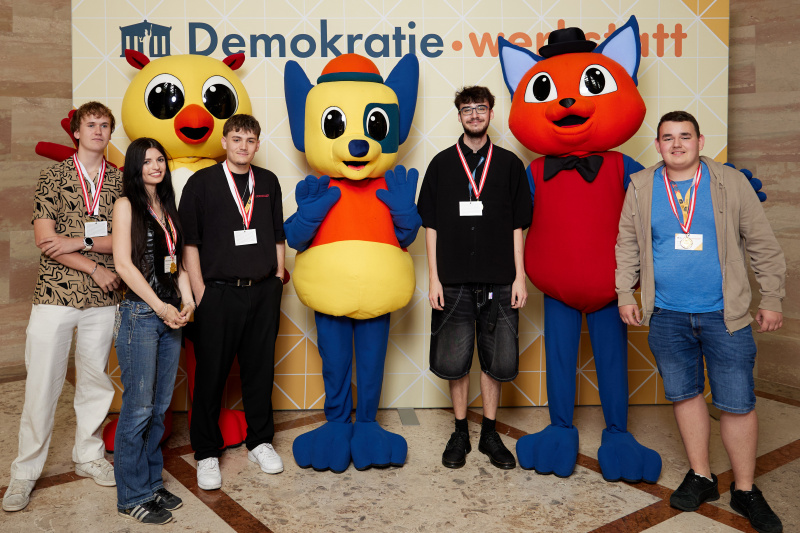 Gruppenfoto mit Maskottchen