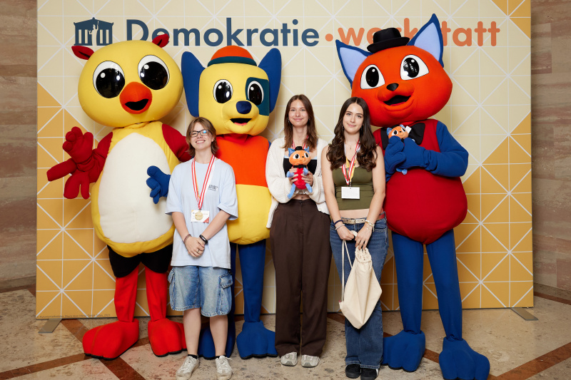 Gruppenfoto mit Maskottchen