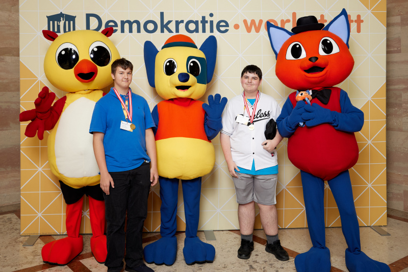 Gruppenfoto mit Maskottchen