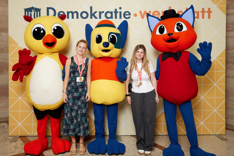 Gruppenfoto mit Maskottchen