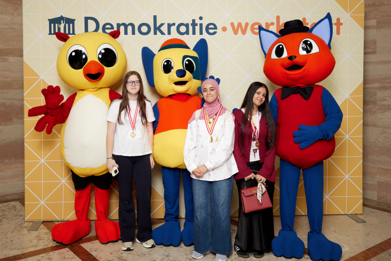 Gruppenfoto mit Maskottchen