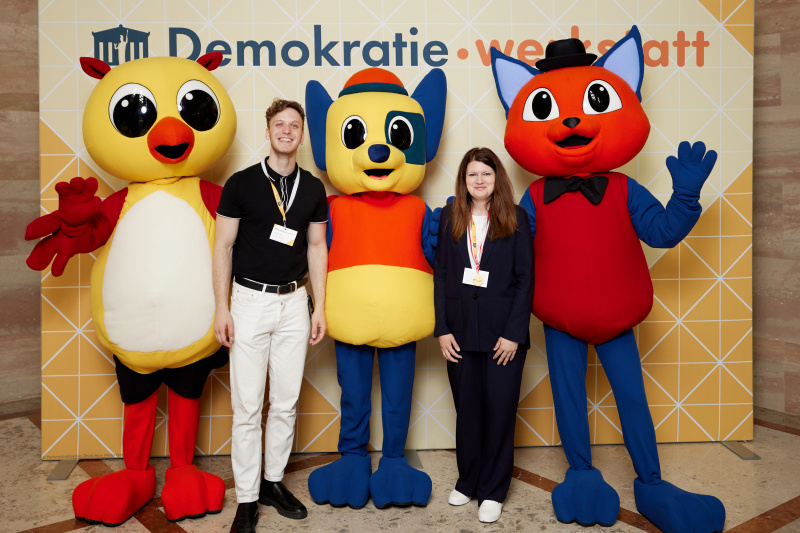 Gruppenfoto mit Maskottchen