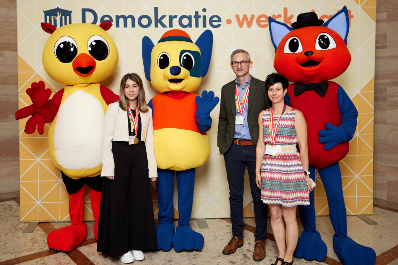 Gruppenfoto mit Maskottchen