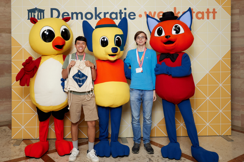 Gruppenfoto mit Maskottchen
