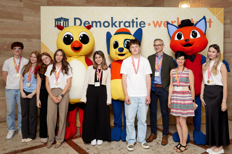 Gruppenfoto mit Maskottchen