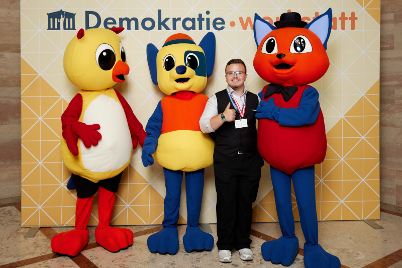 Gruppenfoto mit Maskottchen