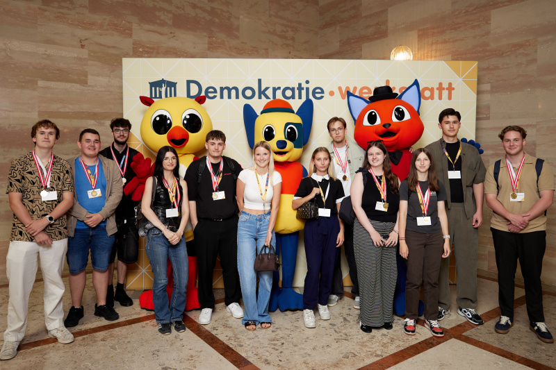 Gruppenfoto mit Maskottchen
