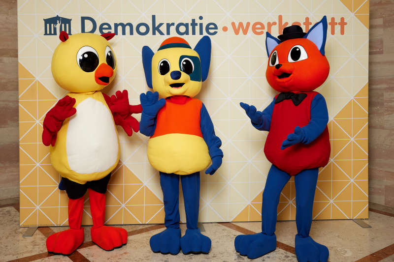 Gruppenfoto mit Maskottchen
