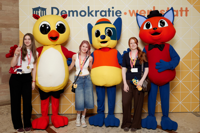 Gruppenfoto mit Maskottchen