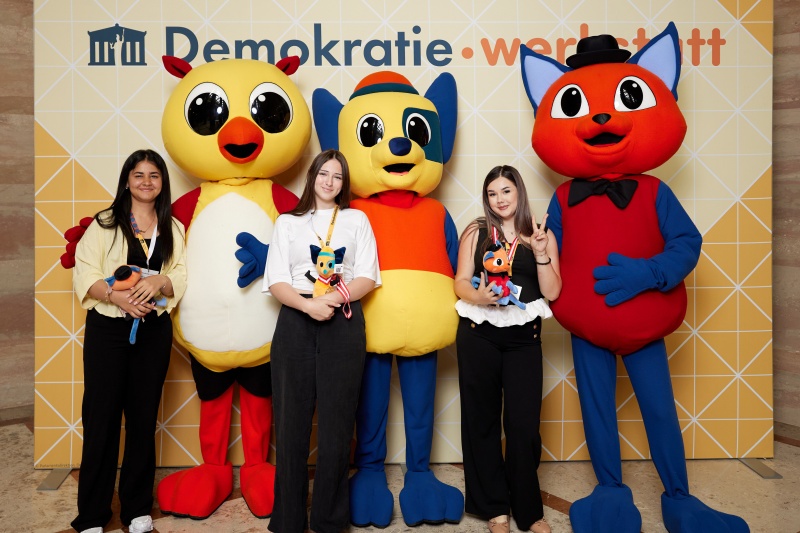 Gruppenfoto mit Maskottchen
