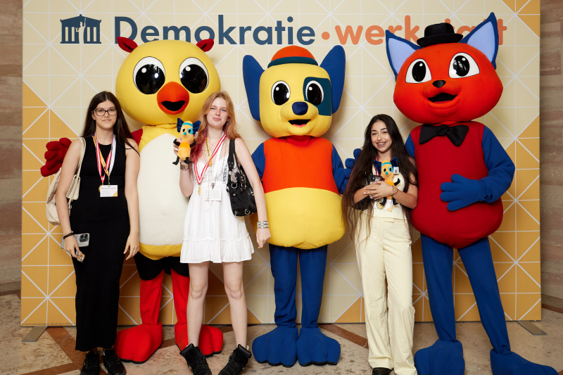 Gruppenfoto mit Maskottchen
