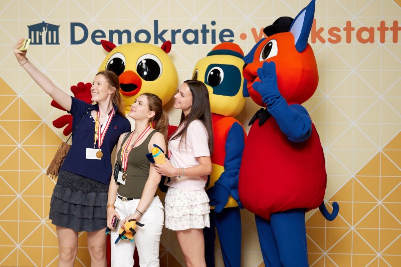 Gruppenfoto mit Maskottchen