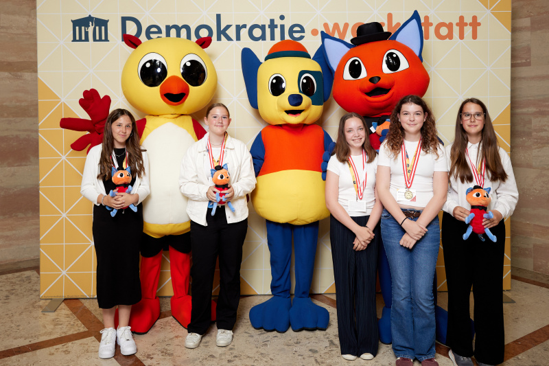 Gruppenfoto mit Maskottchen