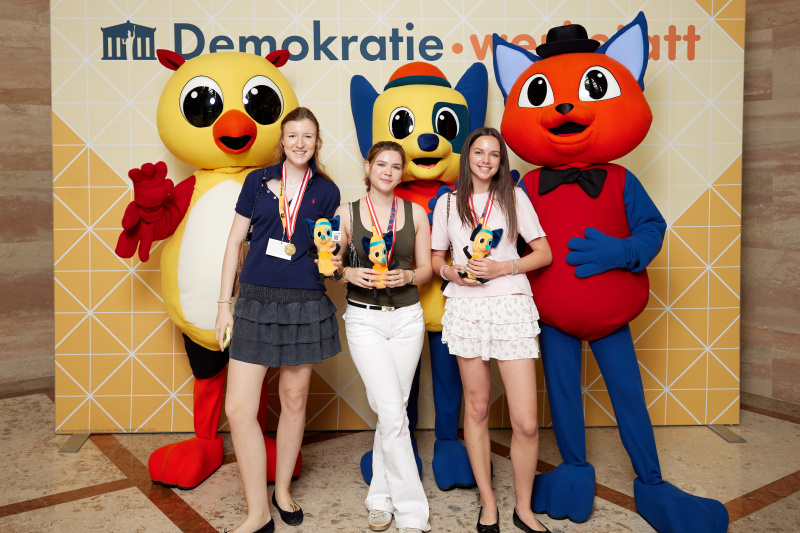 Gruppenfoto mit Maskottchen