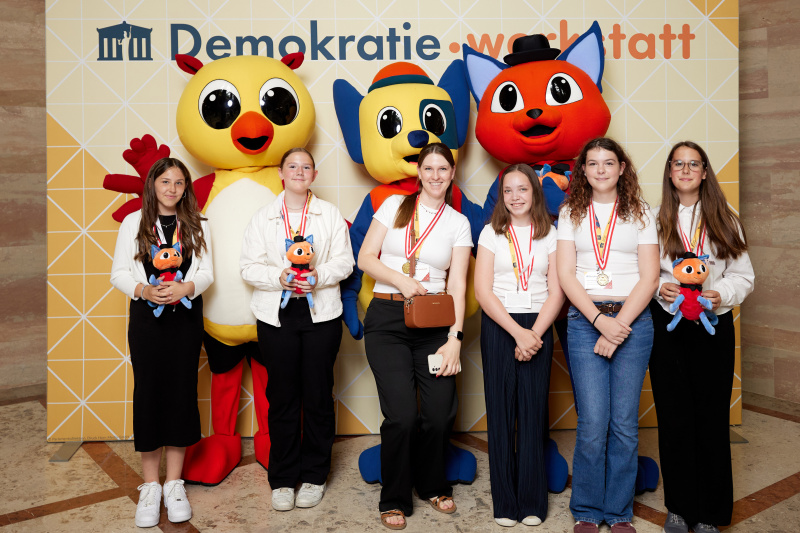 Gruppenfoto mit Maskottchen