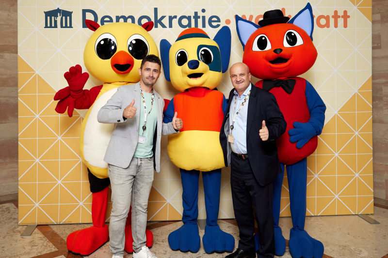 Gruppenfoto mit Maskottchen