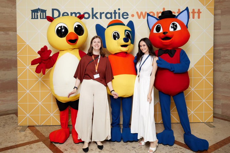 Gruppenfoto mit Maskottchen