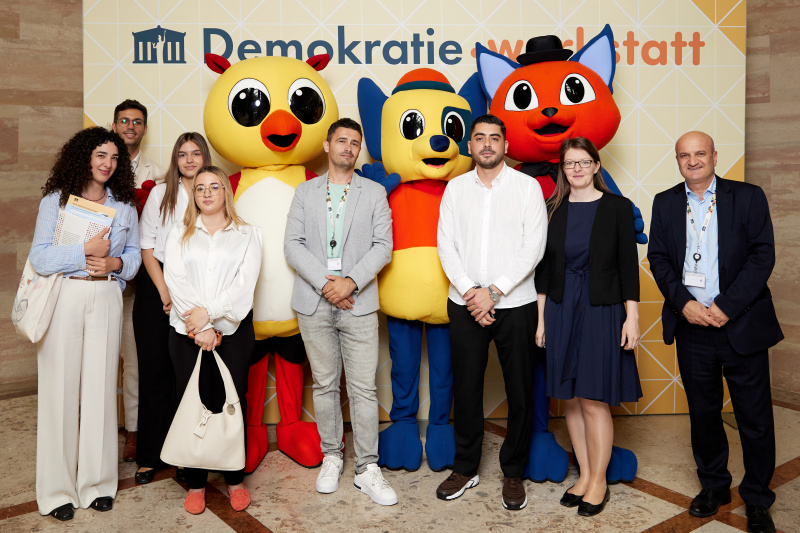 Gruppenfoto mit Maskottchen
