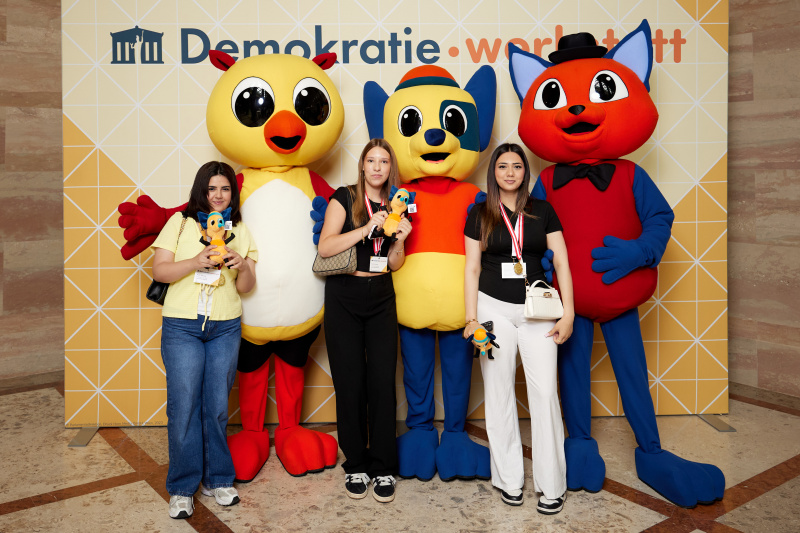 Gruppenfoto mit Maskottchen